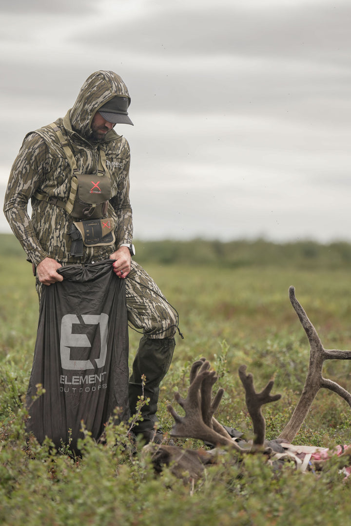 Man field dressing caribou #color_original-bottomland